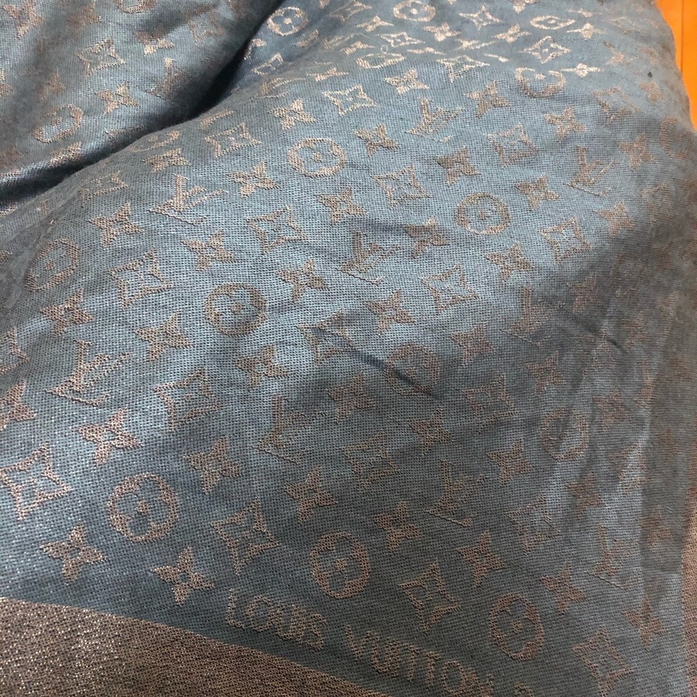 Louis Vuitton scarf blue !
